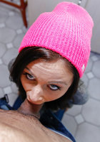 Голубоглазая девушка в розовой шапке активно сосет хер на кухне 3 фотография