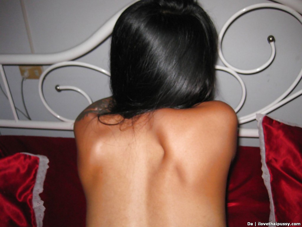 В спальне мужчина жарит в вагину азиатку с черными волосами 9 фотография