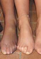 Две подружки возле камина показывают ножки облаченные в колготы 15 фотография
