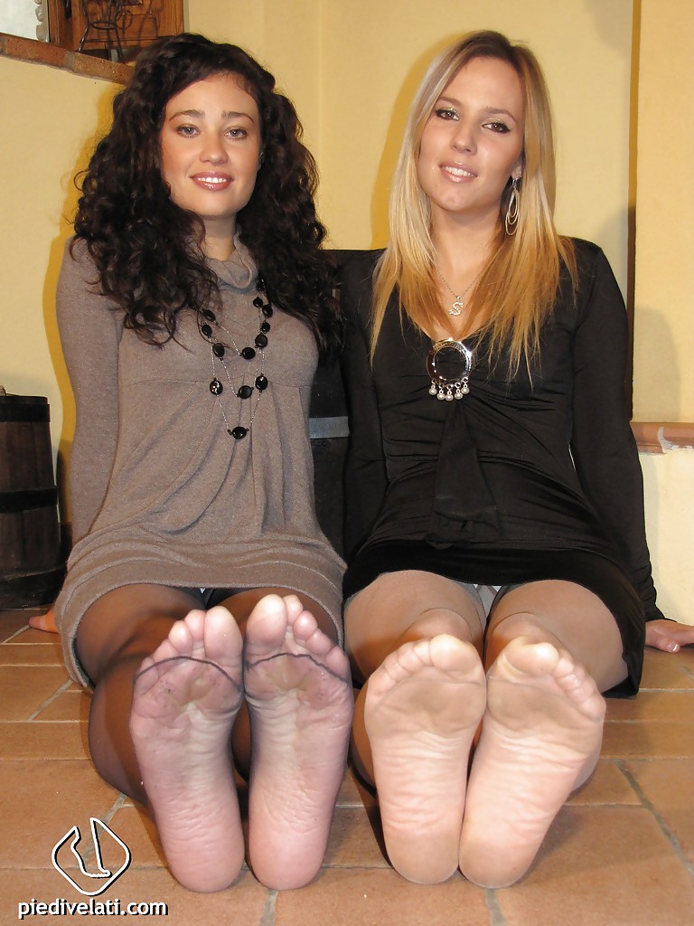 Две подружки возле камина показывают ножки облаченные в колготы 13 фотография
