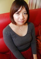 Азиатка с маленькой жопой красуется волосатой писькой стоя в душе 1 фото
