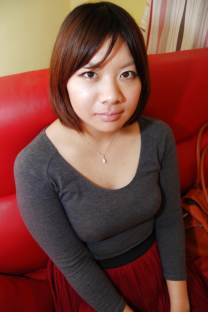 Азиатка с маленькой жопой красуется волосатой писькой стоя в душе 1 фотография
