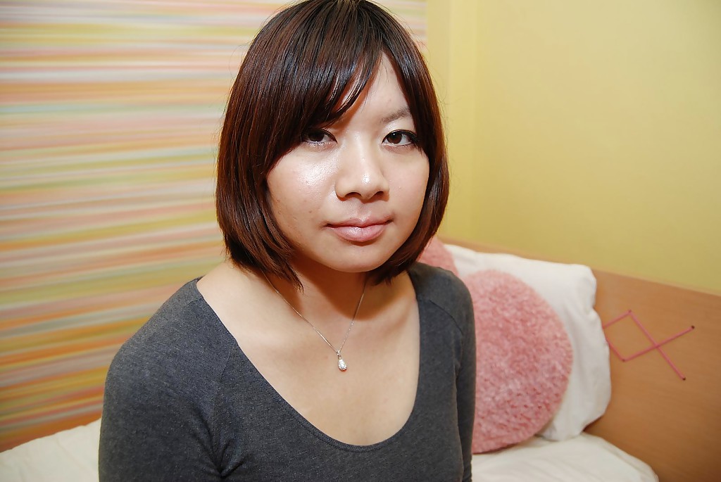 Азиатка с маленькой жопой красуется волосатой писькой стоя в душе 2 фотография