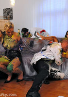 В офисе испачканные краской бабы устроили груповуху с лекторами 10 фотография
