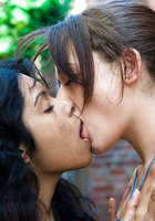 Индийская цыпочка шалит с европейской лесбиянкой за домом 1 фото