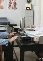 Медсестра носящая очки трахается с пациентом в кабинете 3 фотография