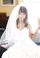 Узкоглазая невеста хвастается писей на кровати не снимая с себя фоту 1 фото