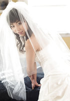 Узкоглазая невеста хвастается писей на кровати не снимая с себя фоту 2 фотография