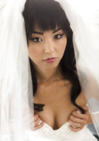 Узкоглазая невеста хвастается писей на кровати не снимая с себя фоту 3 фото