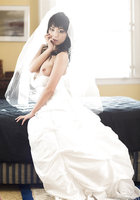 Узкоглазая невеста хвастается писей на кровати не снимая с себя фоту 4 фото