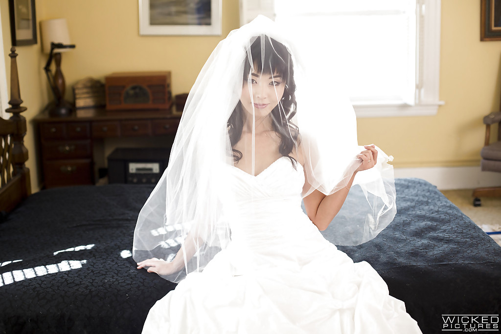 Узкоглазая невеста хвастается писей на кровати не снимая с себя фоту 1 фотография