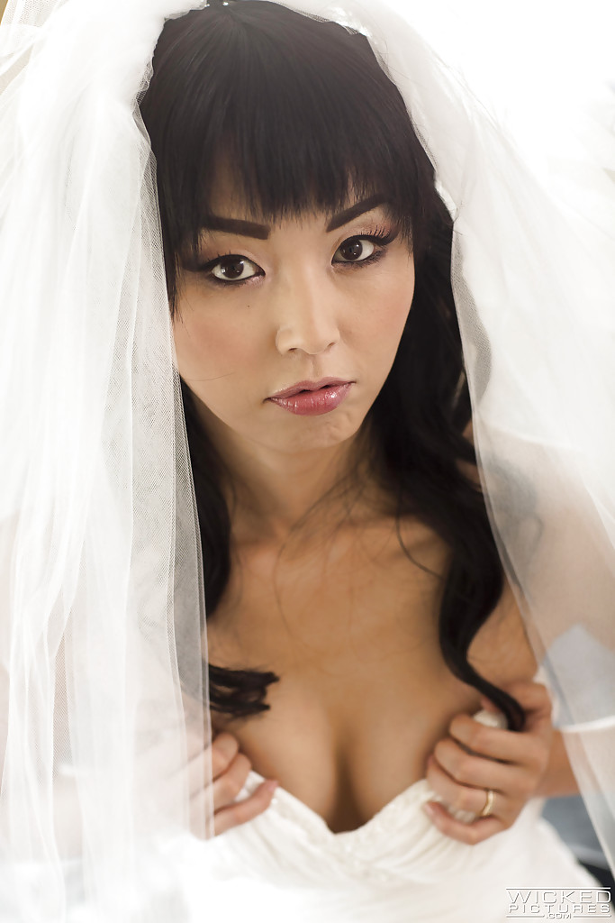 Узкоглазая невеста хвастается писей на кровати не снимая с себя фоту 3 фотография