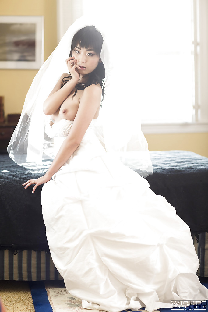 Узкоглазая невеста хвастается писей на кровати не снимая с себя фоту 4 фотография
