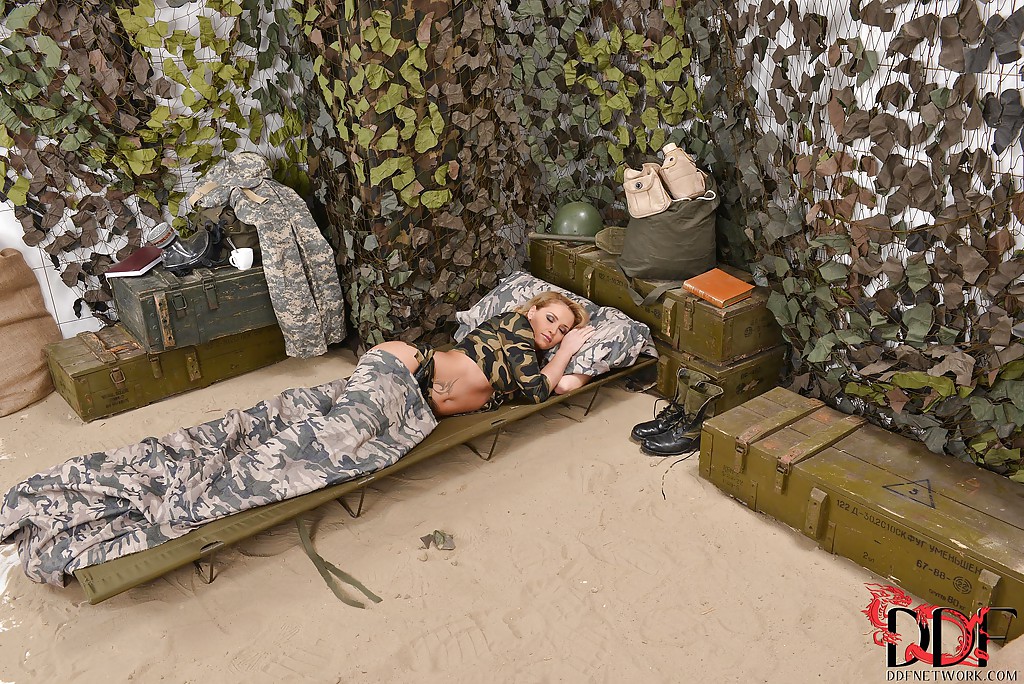 В расположении солдатка трахает длинным самотыком попку и писю одновременно 1 фотография