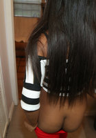 Длинноволосая негритянка снимает голую сраку стоя на кухне 13 фото