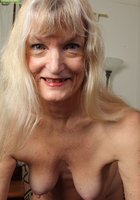 Блондинистая бабушка на диване показывает волосатую вагину 13 фото