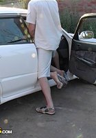 Молодая милашка сосет пенис водителя не выходя из машины 9 фотография