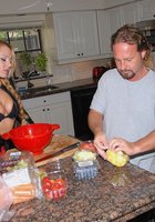 Блонда с косой на кухне соблазнила мужчину позируя в костюме из латекса 1 фото