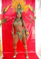 Перед карнавалом негритянка с дредами красуется голыми титьками 1 фото