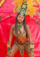 Перед карнавалом негритянка с дредами красуется голыми титьками 4 фотография