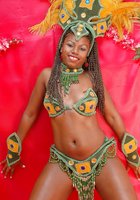 Перед карнавалом негритянка с дредами красуется голыми титьками 5 фотография