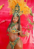 Перед карнавалом негритянка с дредами красуется голыми титьками 6 фотография