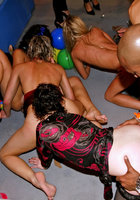 Дамы с мужчинами устроили групповой секс на вечеринке с надувным бассейном 11 фотография