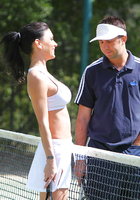 Взрослая теннисистка с силиконовыми титьками сношается с партнером в раздевалке 3 фотография