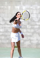 Взрослая теннисистка с силиконовыми титьками сношается с партнером в раздевалке 4 фотография