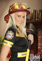 Баба работающая пожарной снимает униформу оголяя прелести 4 фото
