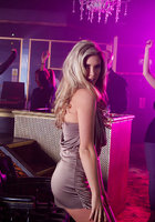 Крендель с большим членом жарит блондинку в центре ночного клуба 2 фото