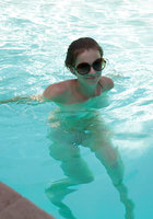 Рыжая телка с большими дойками купается в бассейне без купальника 2 фото