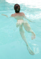 Рыжая телка с большими дойками купается в бассейне без купальника 9 фото