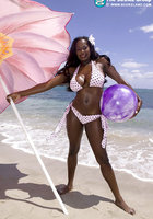 Негритянка в купальнике на пляже оголила огромные искусственные сиськи 1 фотография