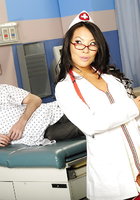 Узкоглазая медсестра в красных чулках ублажает пациента в больнице 5 фотография
