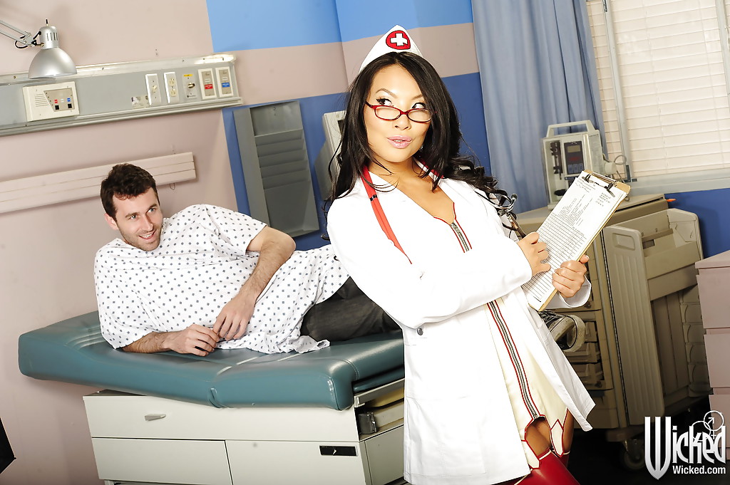 Узкоглазая медсестра в красных чулках ублажает пациента в больнице 5 фотография