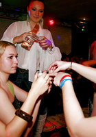 Выпившие цыпочки чтобы не скучать в ночном клубе занялись групповым сексом 7 фото