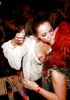 Выпившие цыпочки чтобы не скучать в ночном клубе занялись групповым сексом 8 фотография