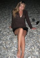 Summer Girlfriend ночью позирует на морском берегу в черном белье 7 фотография