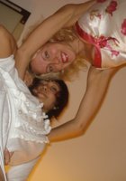Азиатка отдыхает в сауне вместе с блондинистой подругой 8 фото