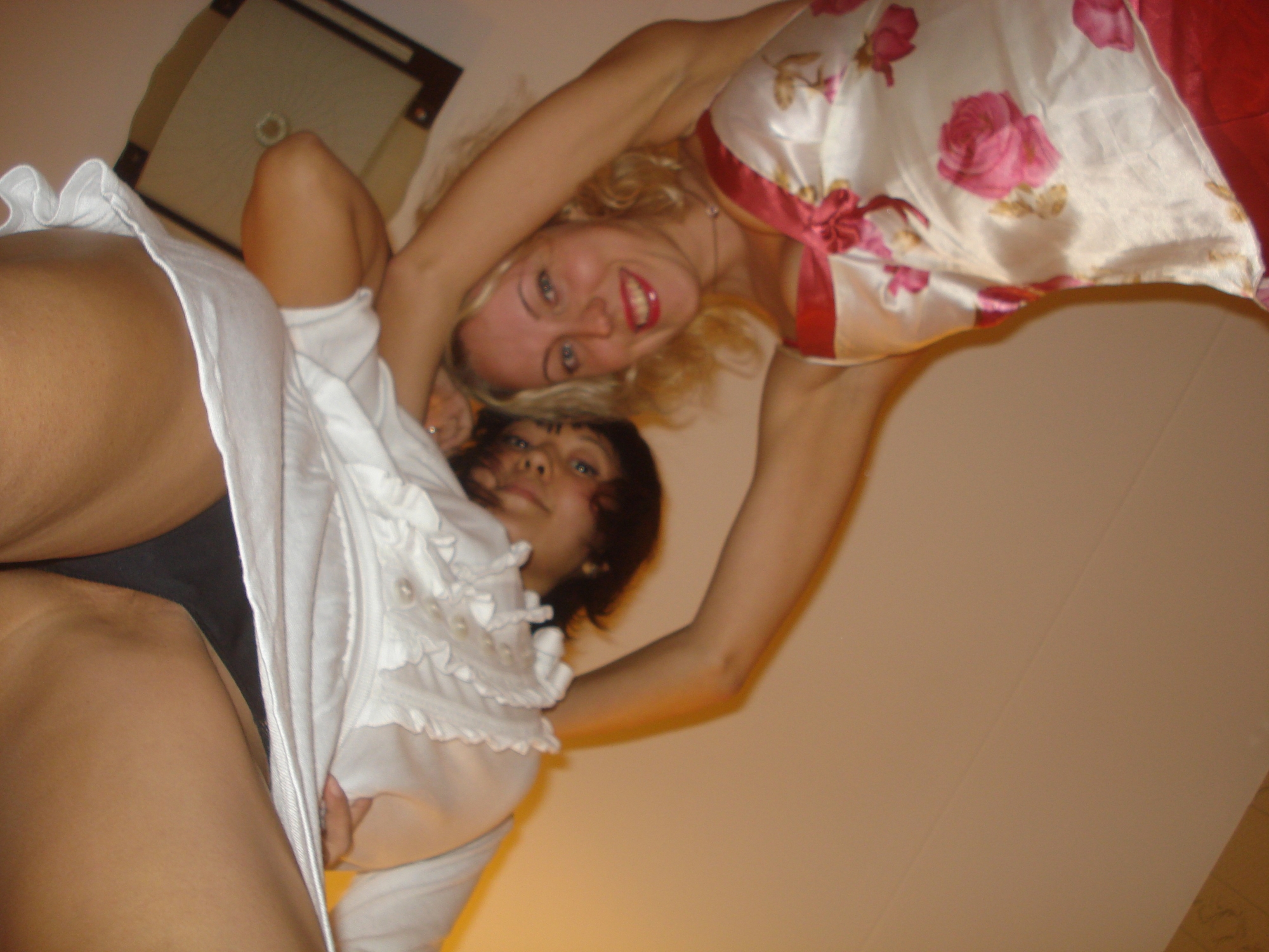 Азиатка отдыхает в сауне вместе с блондинистой подругой 8 фотография