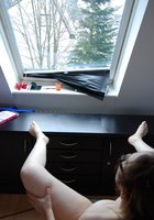 Зрелая немка в полосатых чулках в комнате светит потрепанной вагиной 12 фото