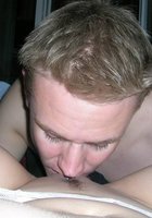 Телка с побритыми половыми губами шалит перед камерой парня 1 фотография