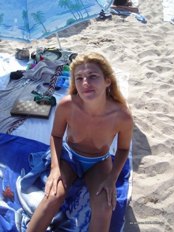 Баба с бритыми подмышками загорает на пляже топлес 4 фотография