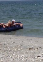 На пляже лесбиянки со стройными ляжками делают куни в позе 69 15 фотография