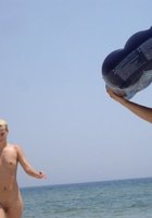 На пляже лесбиянки со стройными ляжками делают куни в позе 69 3 фото