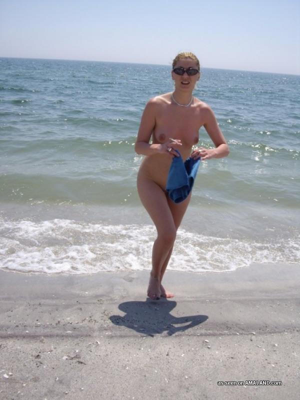 На пляже лесбиянки со стройными ляжками делают куни в позе 69 14 фотография