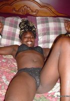 Мелированная негритянка на кровати хвастается волосатым влагалищем 12 фото
