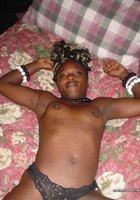 Мелированная негритянка на кровати хвастается волосатым влагалищем 4 фотография