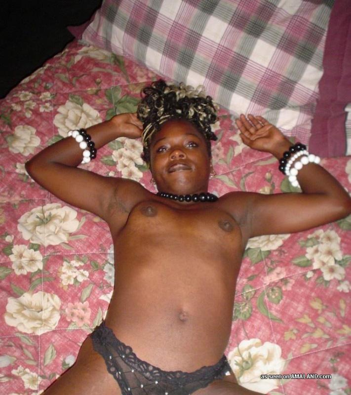 Мелированная негритянка на кровати хвастается волосатым влагалищем 4 фотография